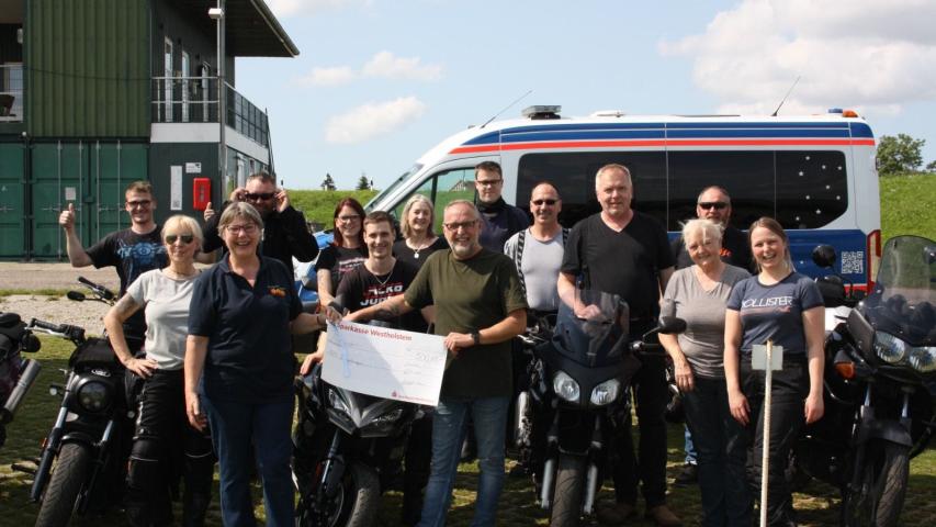 Der Spendenscheck wird übergeben