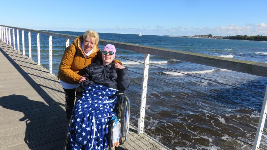 Frau K. auf der Seebrücke